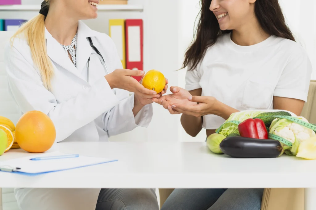 Doctora hablando con su paciente de la importancia de consumir frutas y verduras para lograr el éxito con Balón Gástrico Ingerible en Facatativá