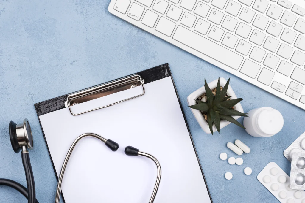 elementos importante para un doctor a la hora de revisar a su paciente como un estetoscopio y tomando apuntes de Balón Gástrico Ingerible en Florencia
