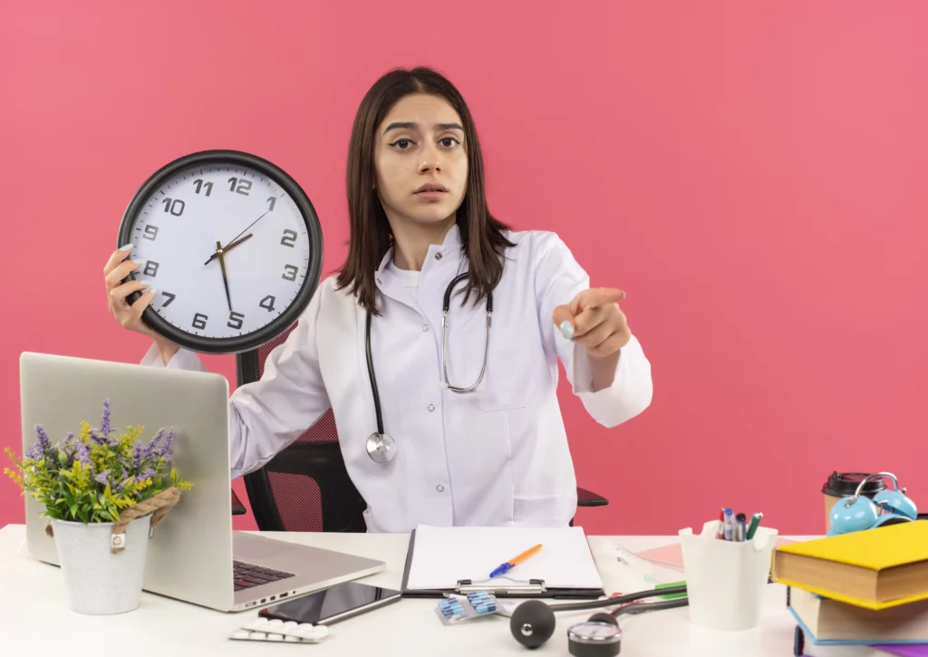 Doctora sosteniendo un reloj, simbolizando el momento ideal para comenzar el Balón Gástrico Ingerible en Sogamoso y transformar la salud.