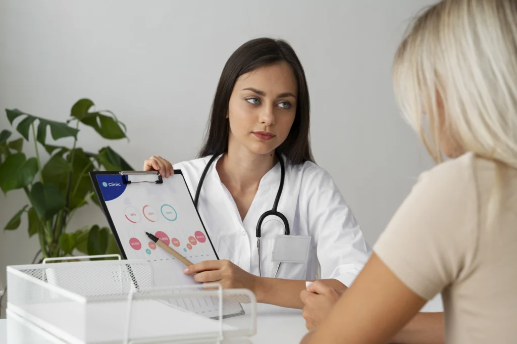 la doctora le muestra a su paciente la efectividad de una Manga gástrica En Santa Marta