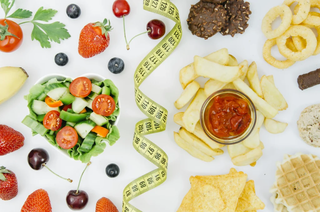 Comparación entre alimentos saludables y comida ultraprocesada, destacando la importancia de una buena alimentación para el control de peso y la Manga Gástrica en Neiva.