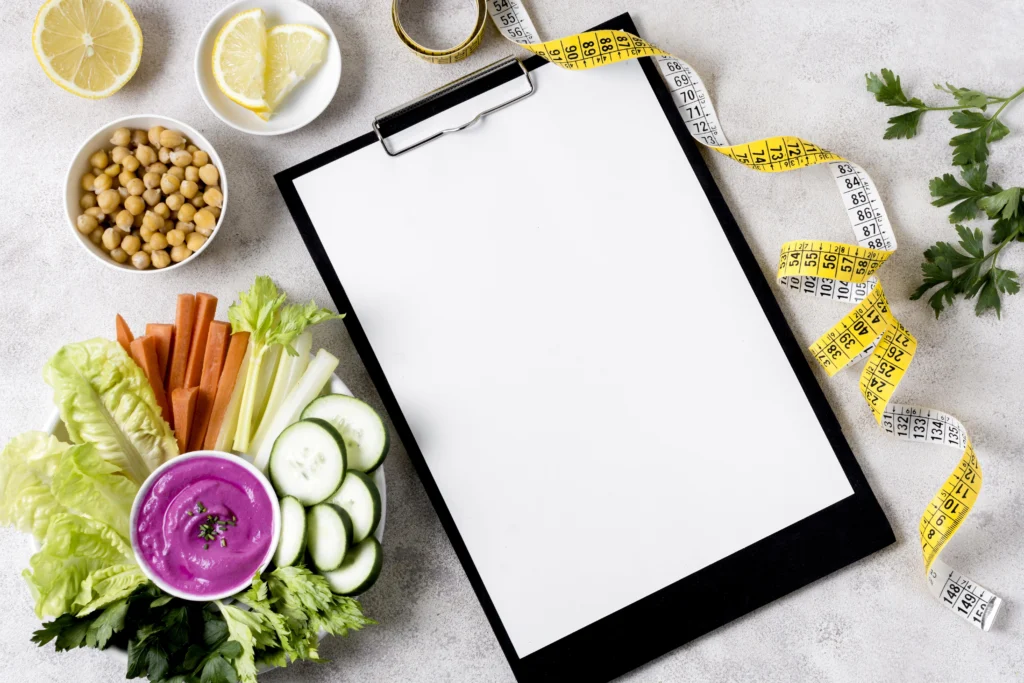 Plan de alimentación saludable con vegetales frescos, legumbres y una cinta métrica, simbolizando control de peso y bienestar con la Manga Gástrica en Barrancabermeja.