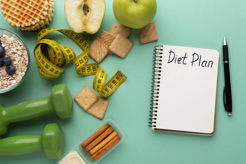 Plan de dieta con alimentos saludables, cinta métrica y pesas, representando un estilo de vida equilibrado tras la Manga Gástrica en Tumaco.
