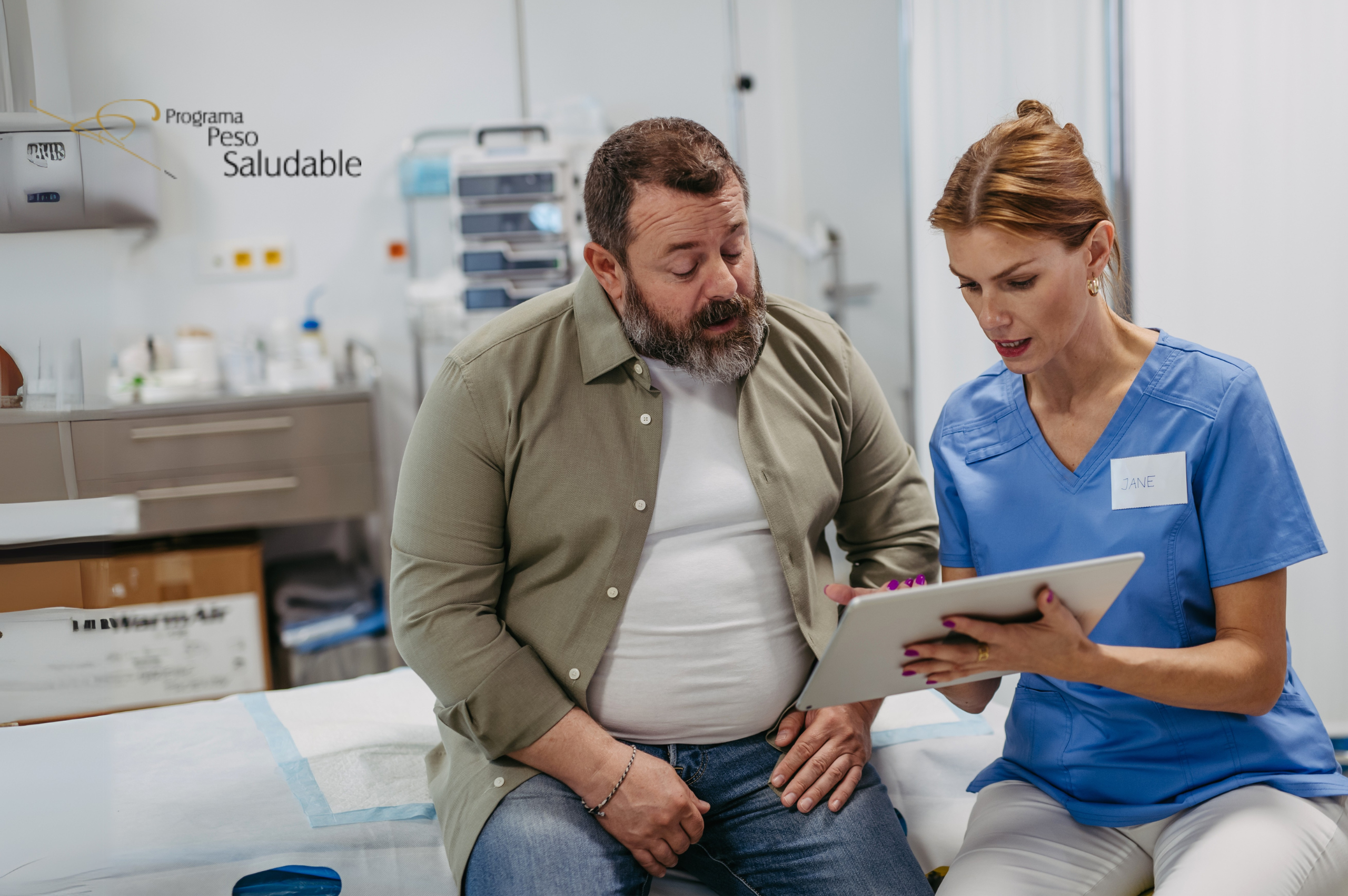 Paciente con obesidad recibiendo orientación médica en un programa peso saludable, enfocado en mejorar la salud y controlar el sobrepeso con apoyo profesional.
