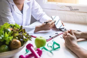 Consulta nutricional como parte del programa peso saludable, con enfoque en alimentación balanceada, control médico y asesoría personalizada para mejorar el bienestar físico.