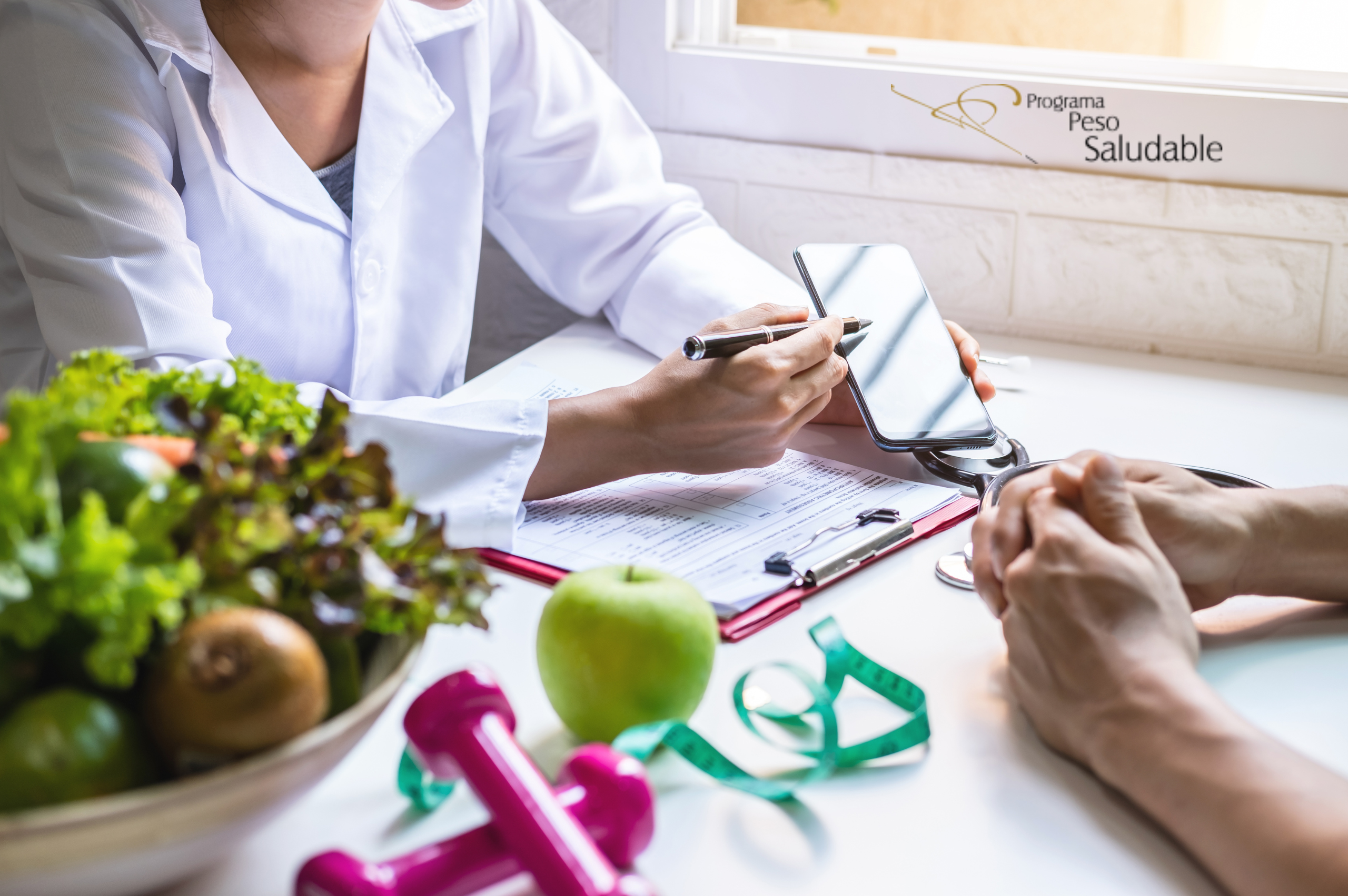 Consulta nutricional como parte del programa peso saludable, con enfoque en alimentación balanceada, control médico y asesoría personalizada para mejorar el bienestar físico.