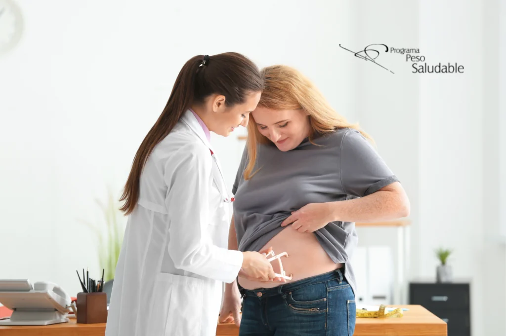 Médica del Programa Peso Saludable midiendo grasa abdominal a paciente como parte del control de peso tras cirugía bariátrica.
