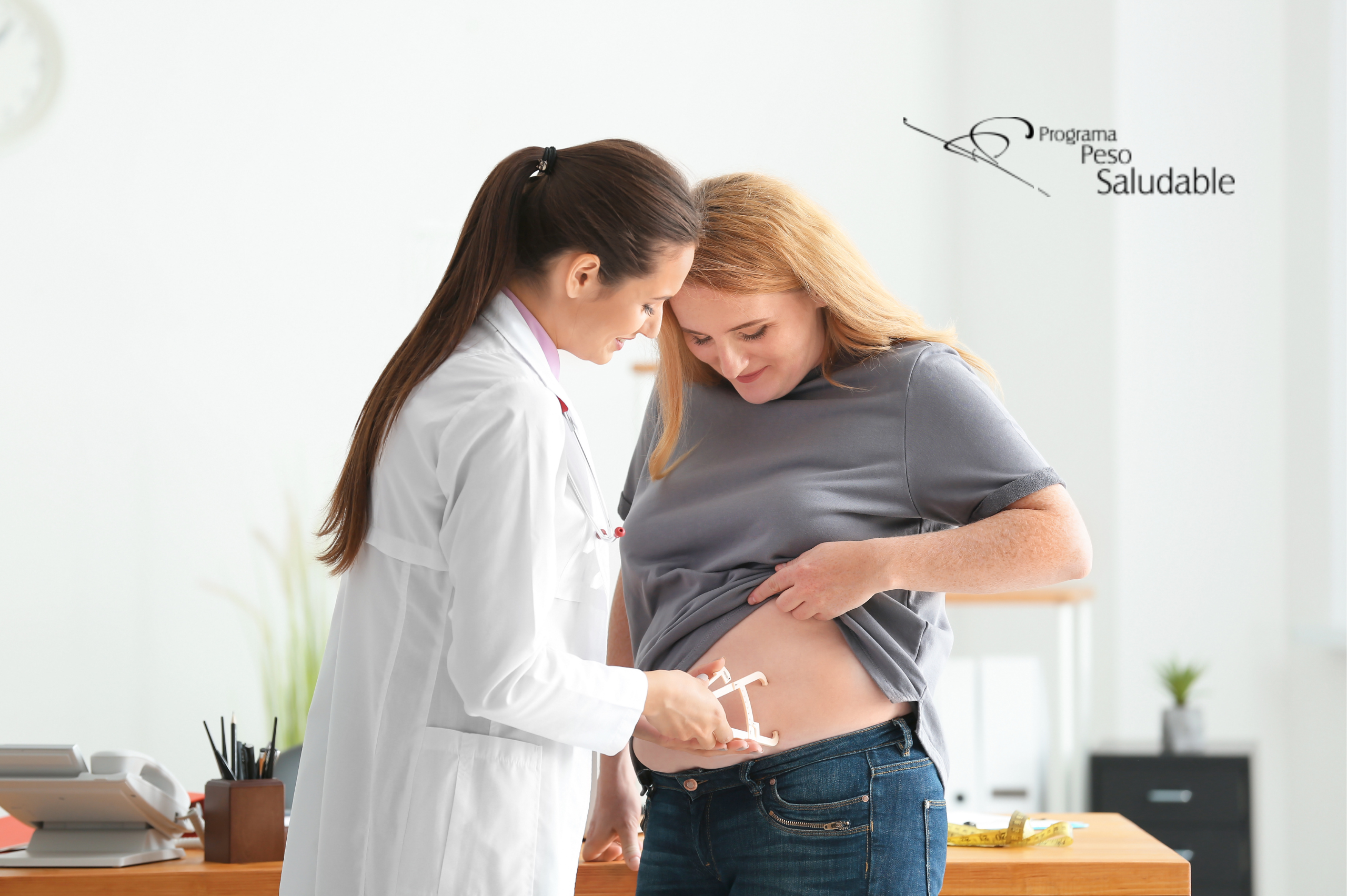 Médica del Programa Peso Saludable midiendo grasa abdominal a paciente como parte del control de peso tras cirugía bariátrica.