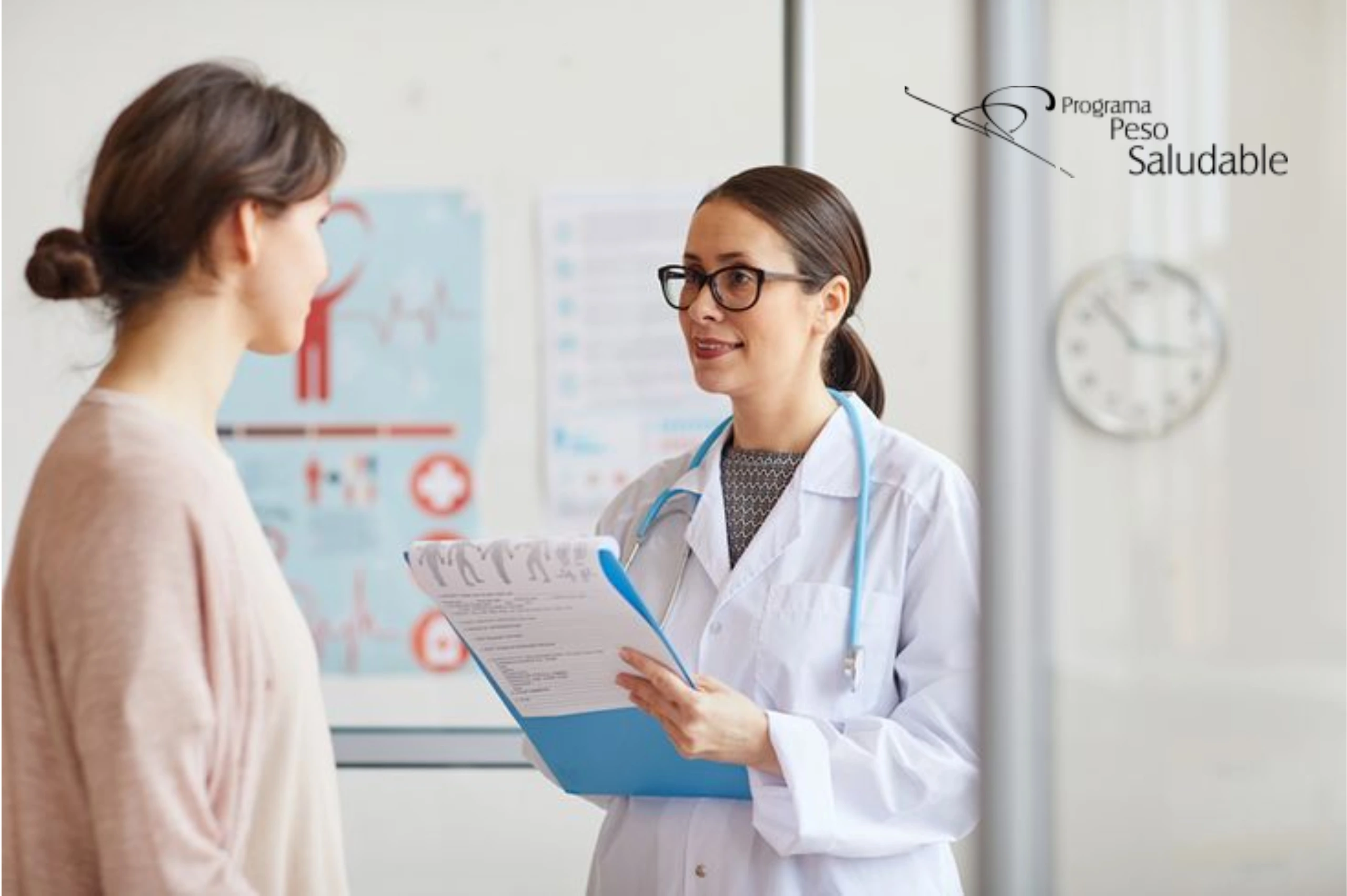 Doctora con bata blanca y estetoscopio conversando con una paciente en consulta médica, sosteniendo una carpeta con información, dentro del Programa Peso Saludable.