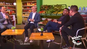 El Dr. Germán Piñeres durante una entrevista en el programa Sábados Felices hablando sobre el Programa Peso Saludable, entre risas y conversación sobre por qué las dietas no funcionan.