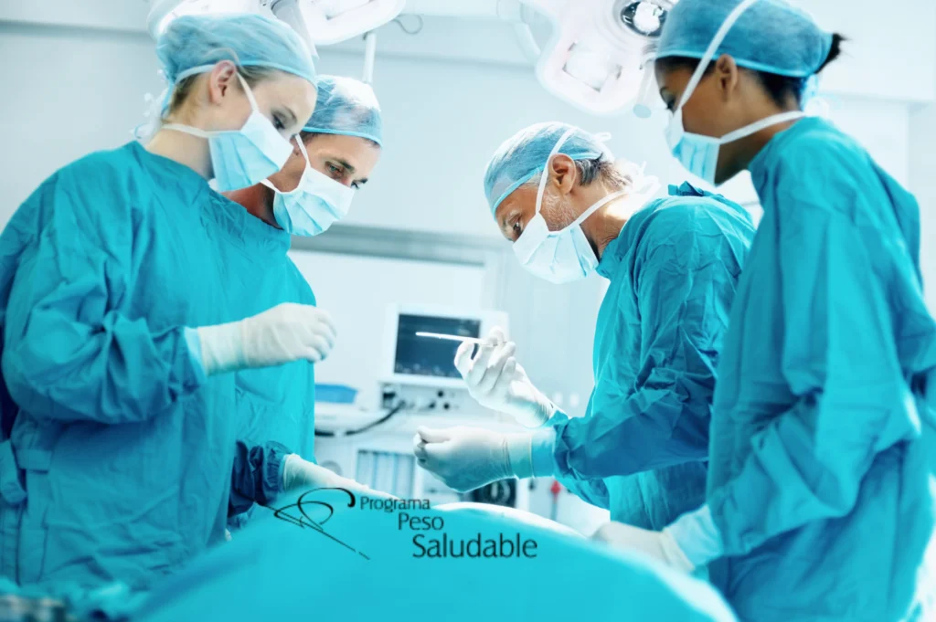 Gastroplastia endoscópica (ESG) en quirófano con equipo especializado en gastroenterología y control de peso.