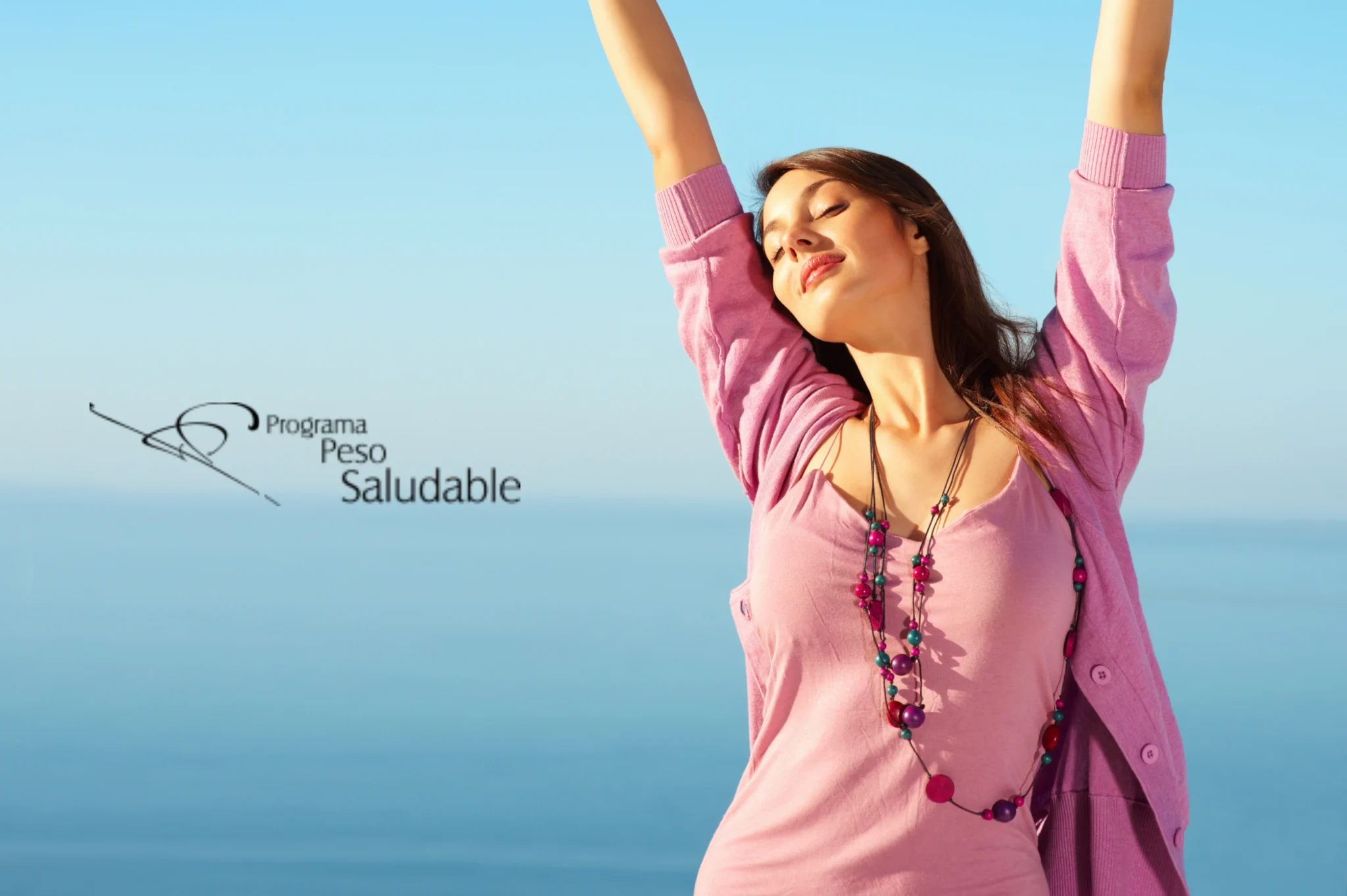 Mujer con los brazos levantados disfrutando de bienestar y libertad frente al mar, representando los resultados del Programa Peso Saludable.