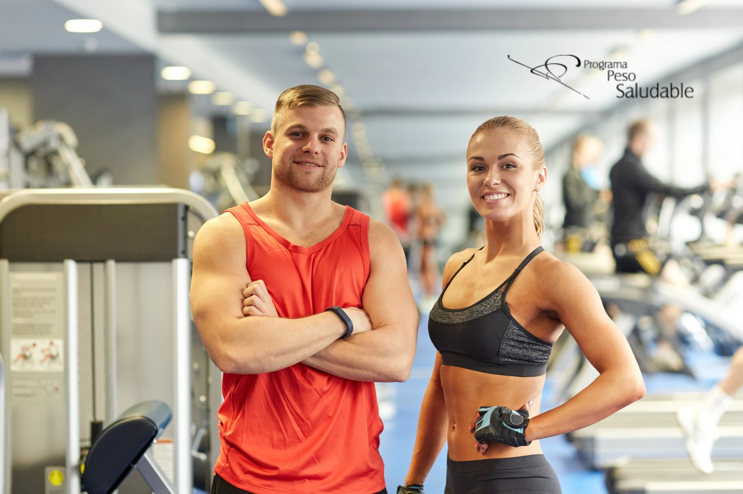 Hombre y mujer en ropa deportiva posando en un gimnasio, mostrando energía y buena condición física, con el logo del Programa Peso Saludable.
