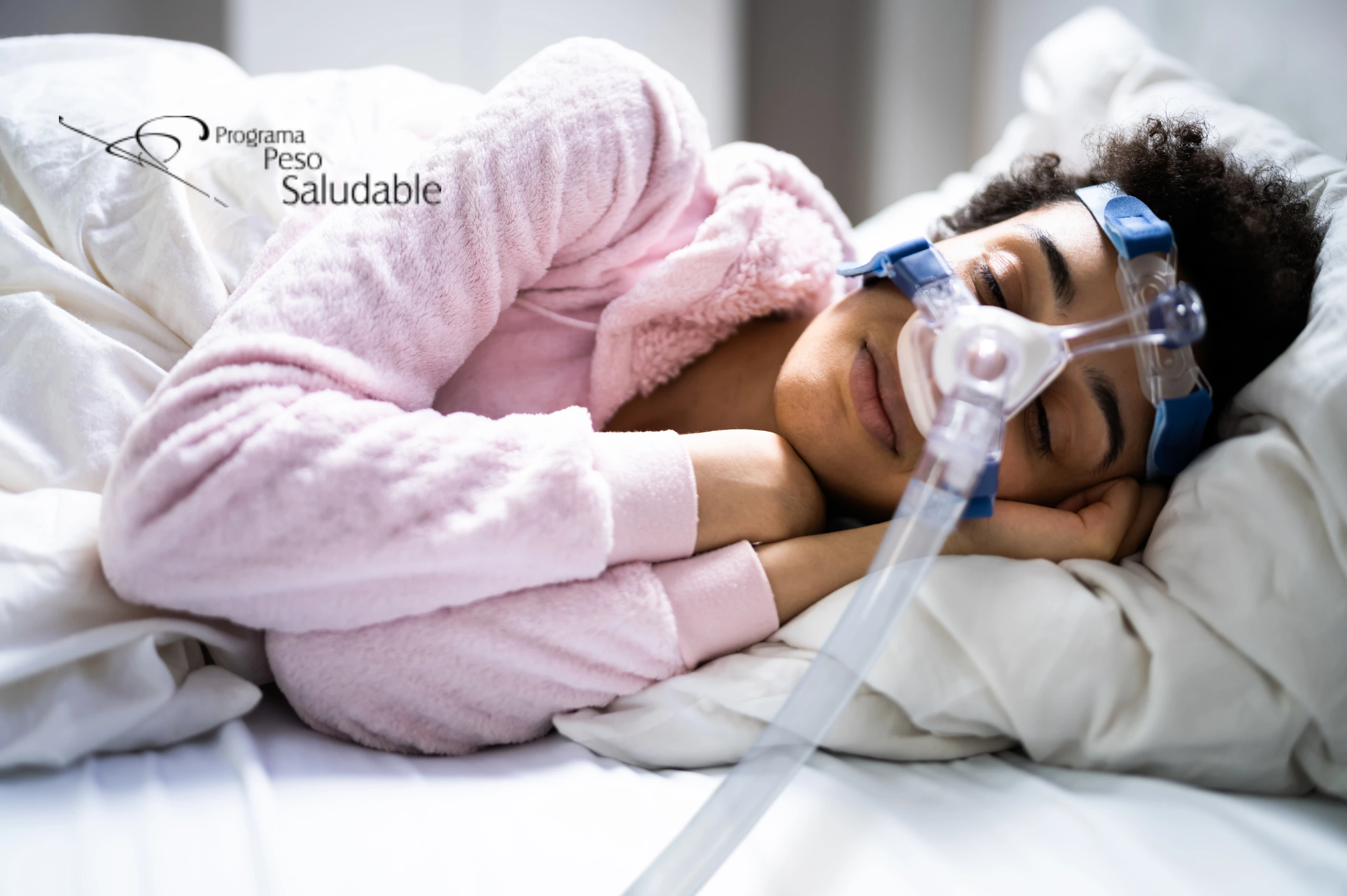Mujer descansando con mascarilla de presión positiva continua (CPAP) para tratar la apnea del sueño, símbolo del bienestar y recuperación del Programa Peso Saludable.