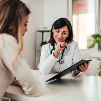 Doctora especilista en cirugia bariatrica resolviendo dudas