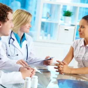 Doctores de cirugia bariatrica resolviendo las dudas de los pacientes