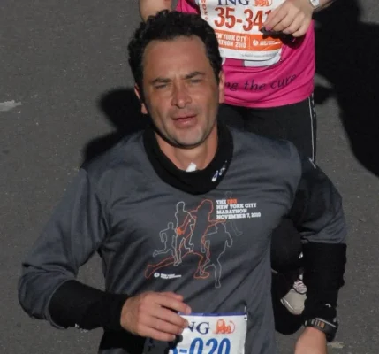 Doctor German incentivando a sus pacientes en la Maraton de New York